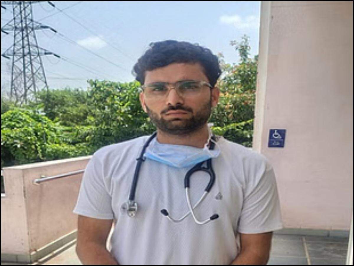 हरियाणा में PGI रोहतक में पकड़ा गया फर्जी डॉक्टर, बिना डिग्री के कर रहा था इलाज