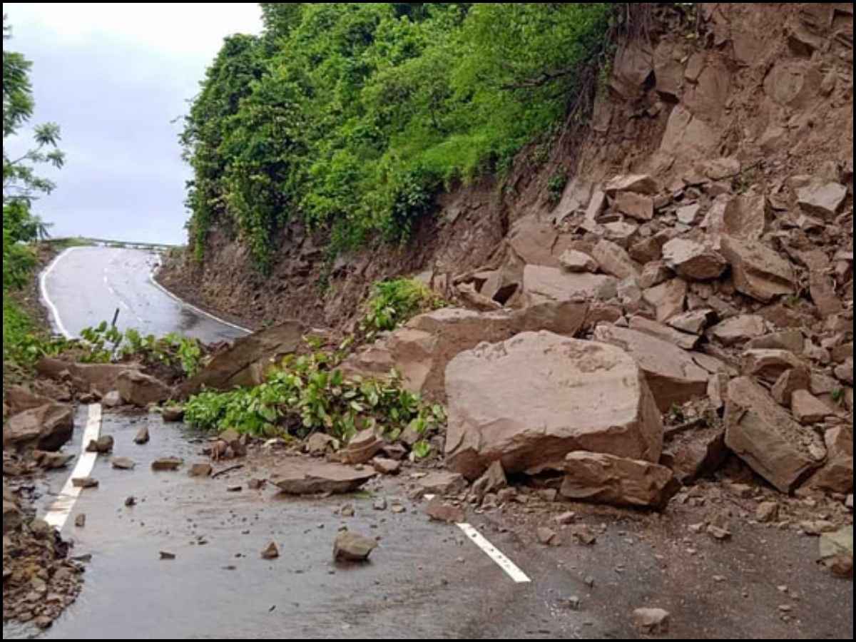 मोरनी हिल्स में भारी बारिश से लैंडस्लाइड