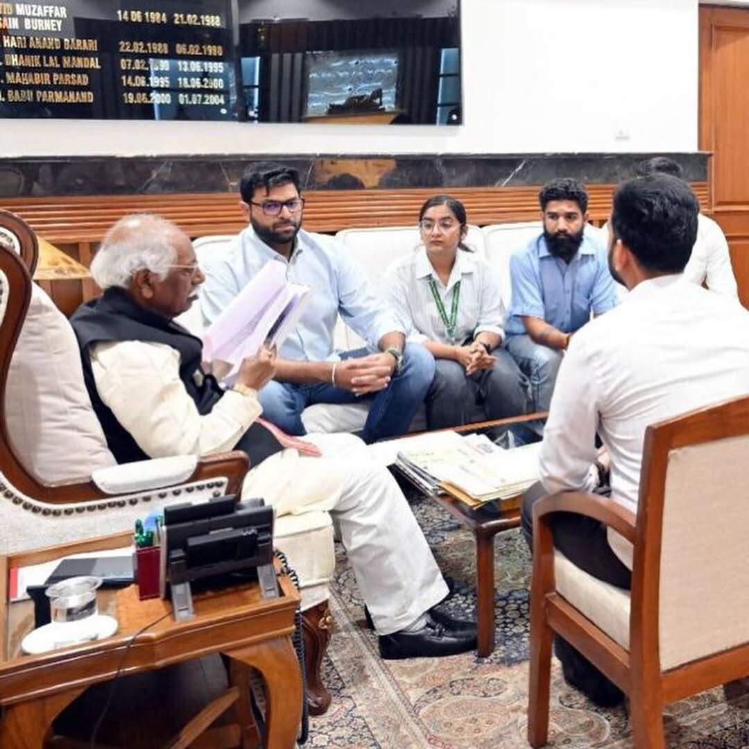 ज्ञापन पढ़ते हुए हरियाणा के गवर्नर ओर दिग्विजय चौटाला के साथ hau के स्टूडेंट 