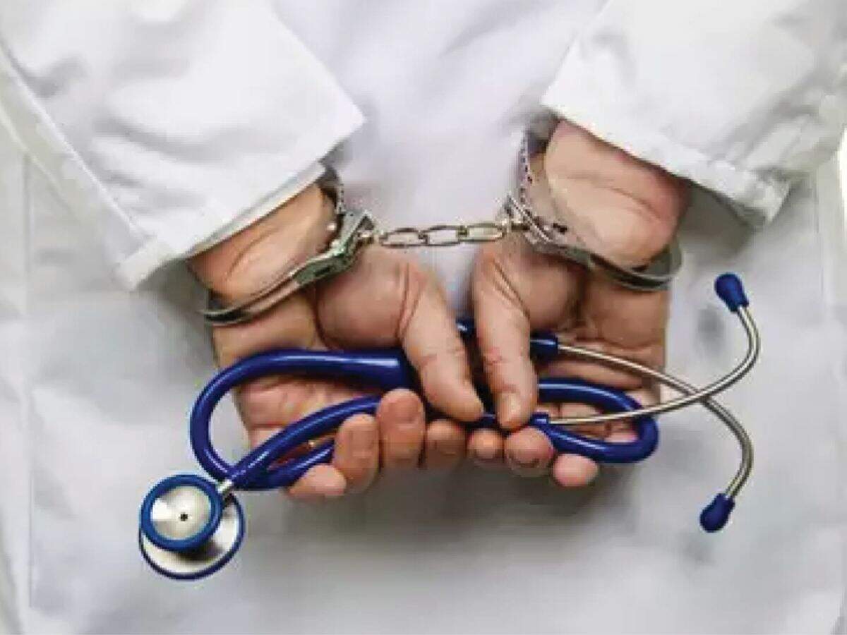 Haryana News: झोलाछाप डॉक्टर से इलाज करा रहे हैं तो हो जाएं सावधान, फाजलवास में सीएम फ्लाइंग ने पकड़ा फर्जी डॉक्टर
