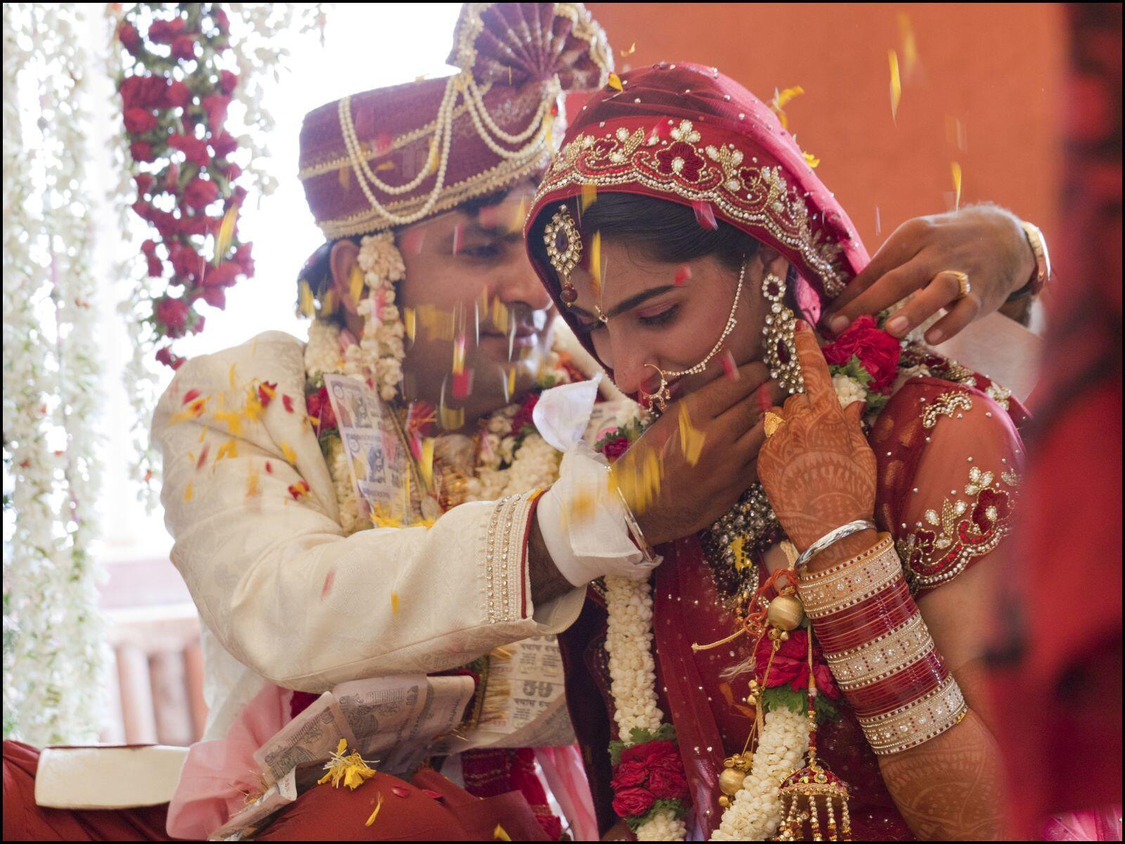 साहब! ‘बदनामी हो जाएगी, बेटी बालिग है’, गिड़गिड़ाने के बाद भी मंडप से उठा ले गए दुल्हन