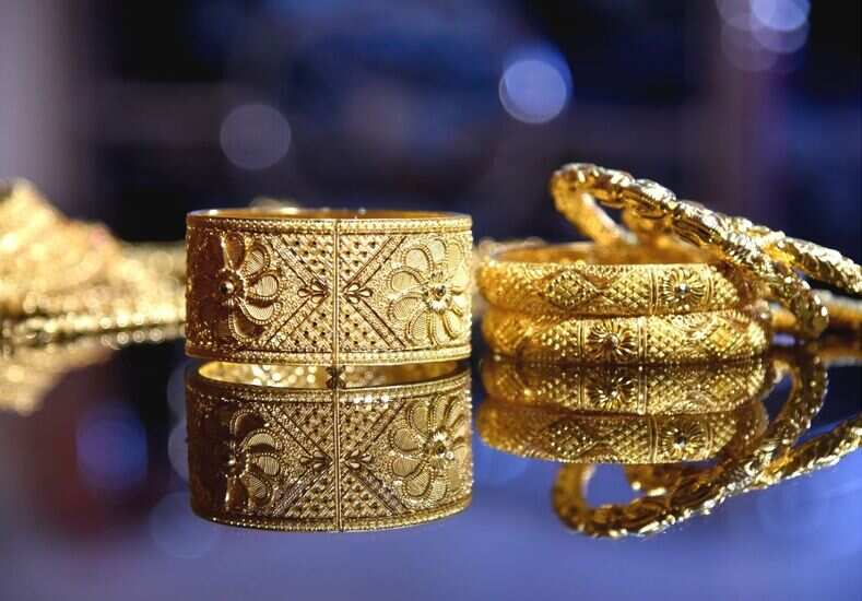 Gold Silver Price Today: आज सोना हुआ थोड़ा महंगा, चांदी ने भी पार किया 99 हजार का आंकड़ा – खरीदारी से पहले जान लें लेटेस्ट रेट