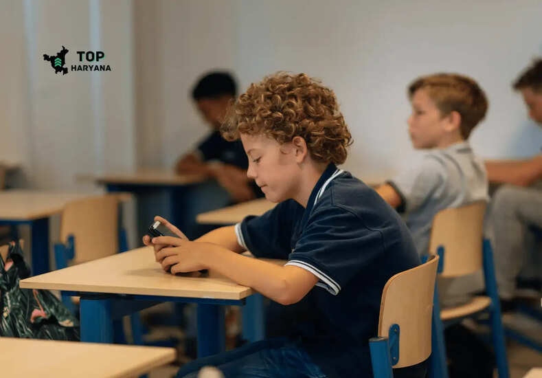 Smartphone Use , Smartphones in the Classroom , School Education , Right Age to Use Smartphone , Pros and Cons of using the Smartphone , Benefits of using smartphone , Cons of using the smartphone , How to use smartphone for studying , बच्चों को स्मार्टफोन किस उम्र में दें , बच्चों के लिए स्मार्टफोनx