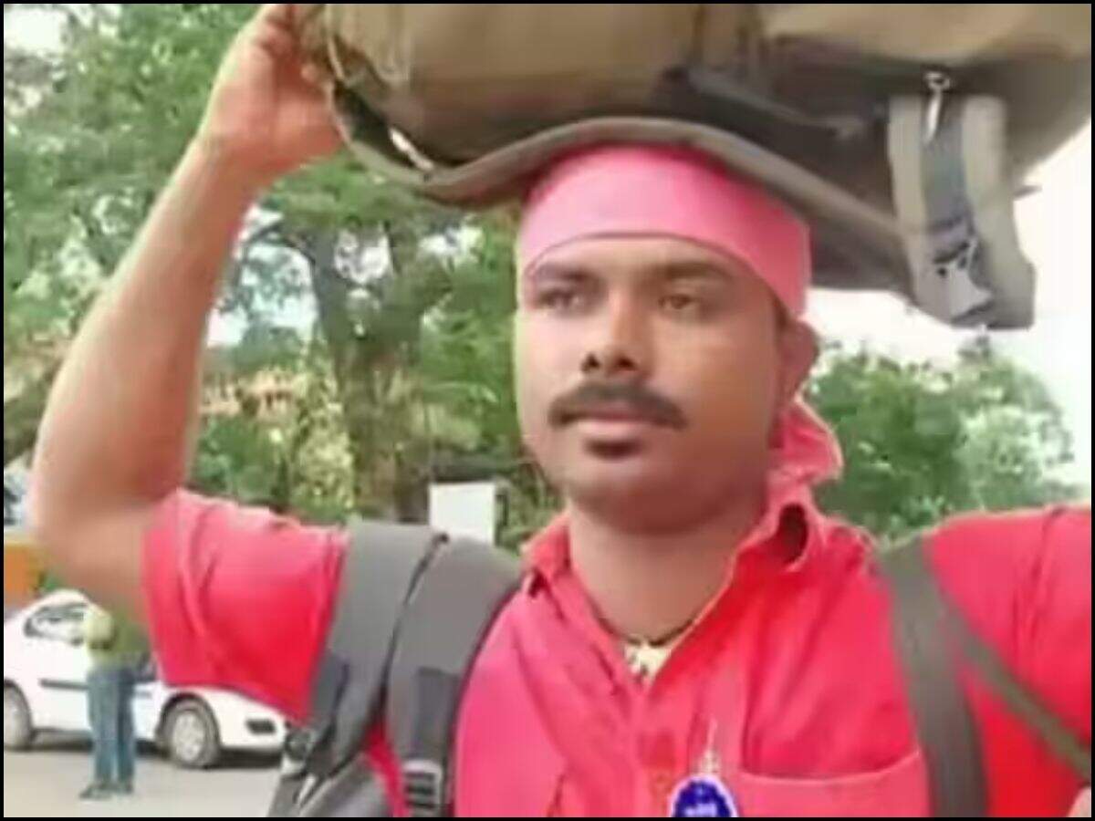 Success Story: रेलवे स्टेशन पर कुली का काम करने वाला बना IAS अफसर, जानें श्रीनाथ की प्रेरणादायक कहानी