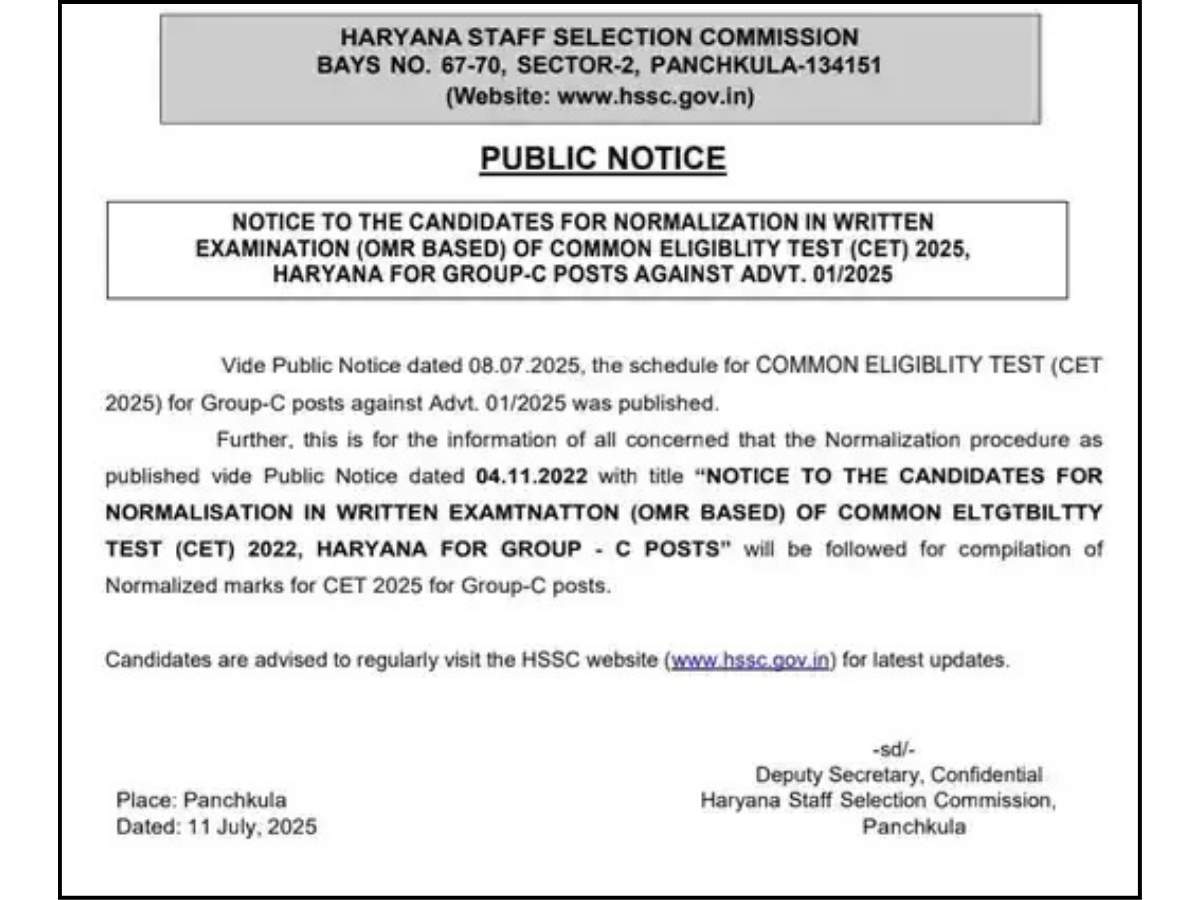 Top Haryana: हरियाणा से CET-2025 परीक्षा को लेकर एक बड़ी खबर सामने आई है। इस बार हरियाणा CET-2025 परीक्षा में HSSC नॉर्मलाइजेशन फॉर्मूला लागू किया जाएगा।  यह फैसला इसलिए लिया गया है क्योंकि इस बार परीक्षा में 13 लाख से ज्यादा युवाओं ने रजिस्ट्रेशन कराया है। इस फॉर्मूले का उद्देश्य पेपर की कठिनाई के आधार पर सभी उम्मीदवारों को समान अंक देने का है, ताकि विभिन्न शिफ्टों में हुई परीक्षा के परिणाम में समानता बनी रहे।  HSSC नॉर्मलाइजेशन फॉर्मूला हरियाणा कर्मचारी चयन आयोग (HSSC) ने इस फॉर्मूले को लागू करने का निर्णय लिया है ताकि परीक्षा की विभिन्न शिफ्टों में आए पेपरों के कठिनाई स्तर का फर्क कम किया जा सके।  जब एक ही परीक्षा कई शिफ्टों में होती है तो पेपर की कठिनाई में अंतर हो सकता है। इस अंतर को कम करने और सभी उम्मीदवारों को समान अवसर देने के लिए नॉर्मलाइजेशन फॉर्मूला का उपयोग किया जाएगा।  इस फॉर्मूला के तहत उम्मीदवारों के अंक इस बात के आधार पर तय किए जाएंगे कि पेपर कितना कठिन था। अगर किसी शिफ्ट का पेपर ज्यादा कठिन होता है, तो उस शिफ्ट में बैठने वाले उम्मीदवारों के अंक को बढ़ाया जाएगा। इस तरह से, सभी उम्मीदवारों के लिए परिणाम समान और निष्पक्ष होंगे, चाहे वे किसी भी शिफ्ट में परीक्षा दे रहे हों।
