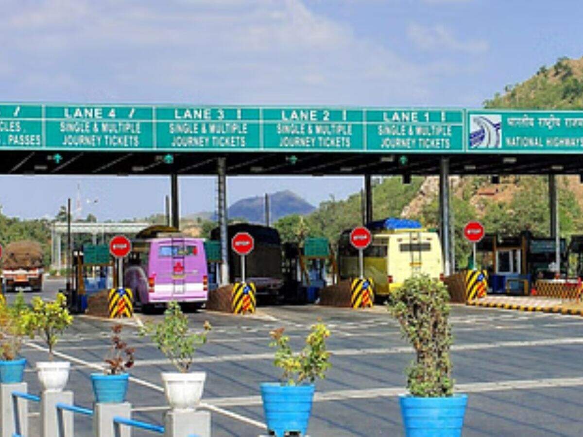 Haryana News: रोहद टोल प्लाजा पर ग्रामीणों का विरोध, लोकल वाहनों से टोल वसूली पर नाराजगी