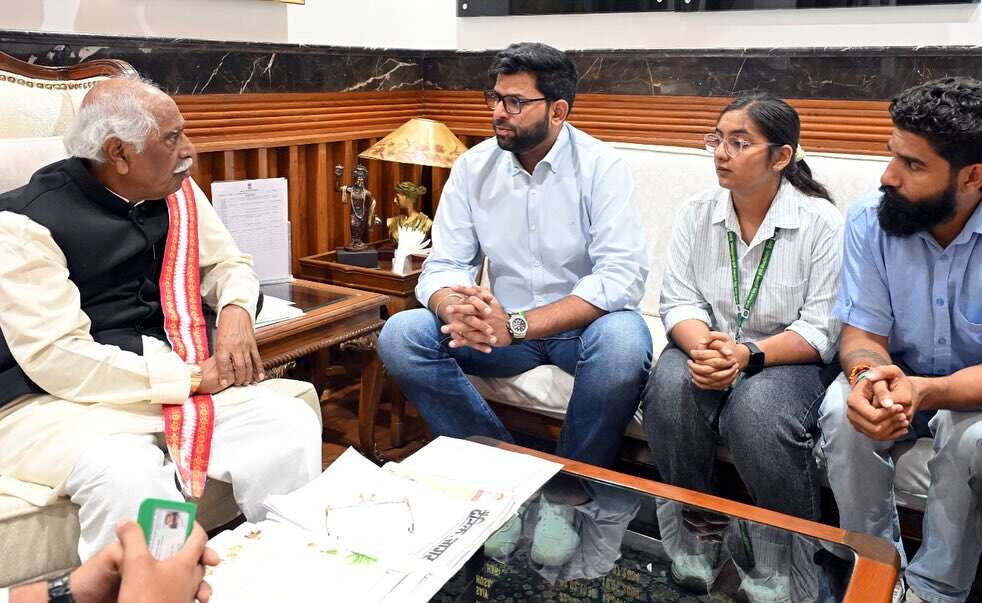 गवर्नर से बात करते दिग्विजय चौटाला ओर स्टूडेंट