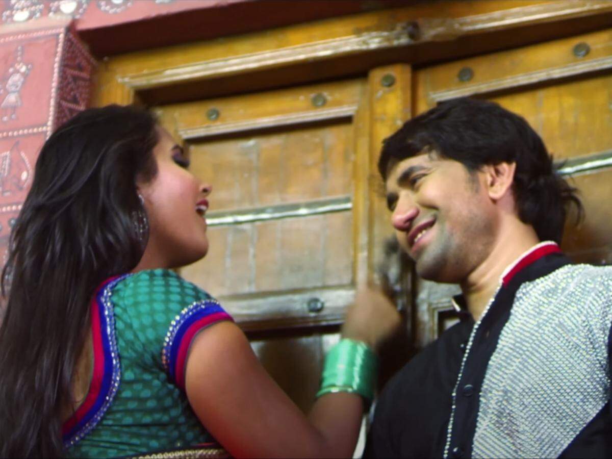 Bhojpuri Gana: ‘दबे पांव अईहा’ में काजल ने निरहुआ से कहा दिल की बात, रोमांटिक अंदाज़ ने इंटरनेट पर मचाया धमाल